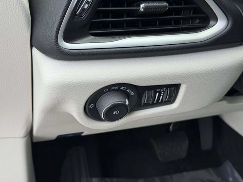 Certified 2024 Chrysler Pacifica Touring-L FWD image 19