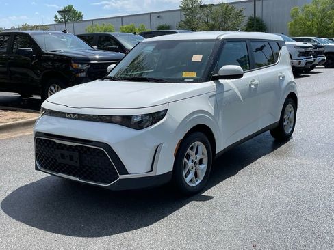 Used 2024 Kia Soul LX w/ Option Group 015 FWD image 3