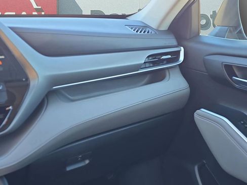 Used 2021 Toyota Highlander XLE image 22