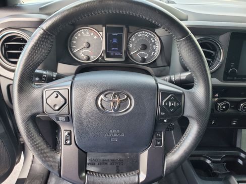 Used 2018 Toyota Tacoma TRD Off-Road image 30