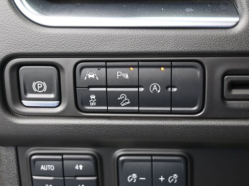 Used 2024 Chevrolet Suburban Z71 image 35