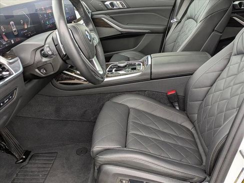 Used 2024 BMW X7 xDrive40i w/ Premium Package image 17