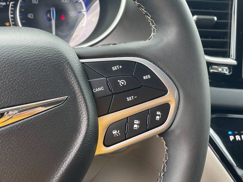 Used 2023 Chrysler Pacifica Touring-L FWD image 28