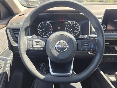 Used 2023 Nissan Rogue SV image 15