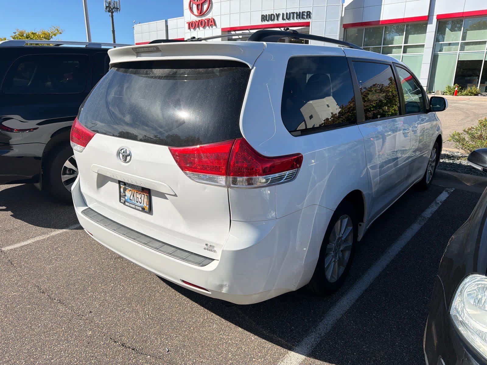 Used 2013 Toyota Sienna LE w/ Towing Pkg AWD/4WD image 3