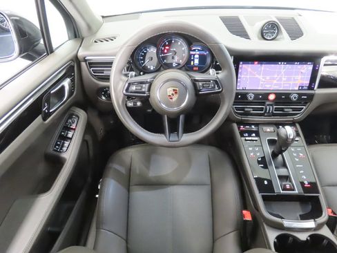 Certified 2025 Porsche Macan AWD/4WD image 16