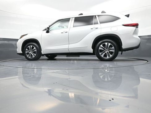 Certified 2023 Toyota Highlander XLE image 29