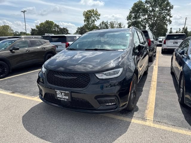 Used 2025 Chrysler Pacifica Limited FWD image 3