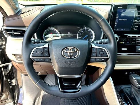 Used 2022 Toyota Highlander Limited AWD/4WD image 11