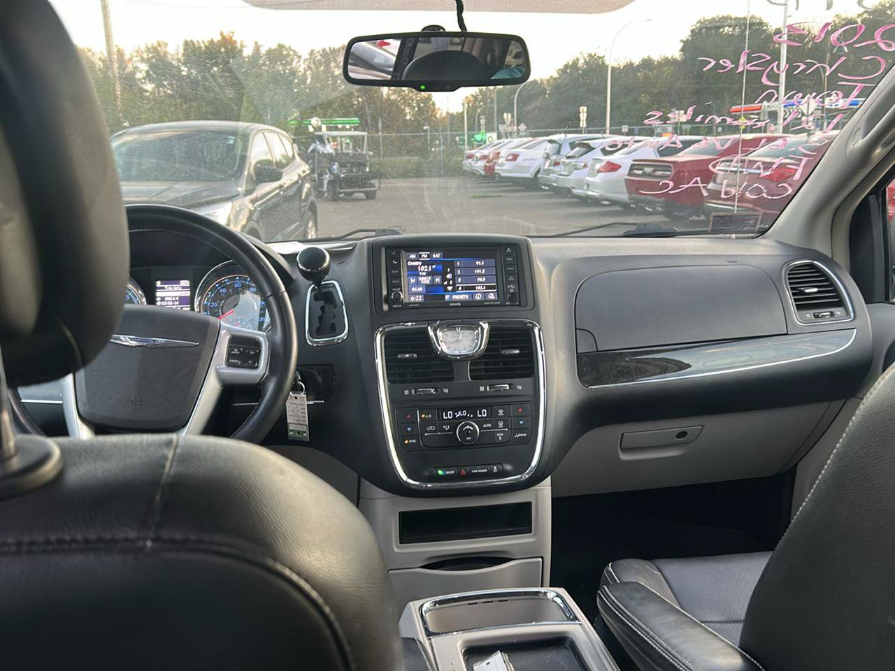 Used 2013 Chrysler Town & Country Touring FWD image 10
