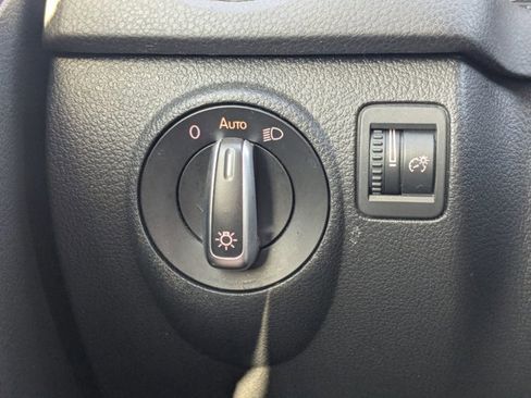 Used 2016 Volkswagen Tiguan S image 12