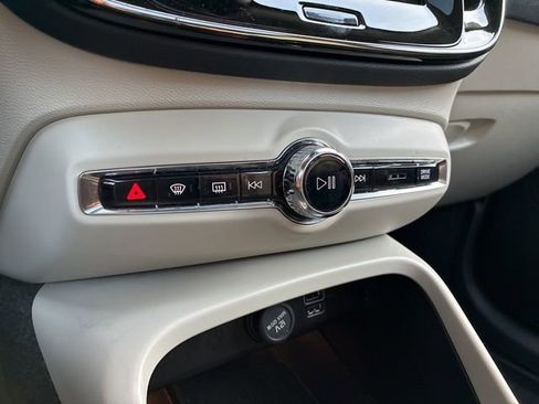 Used 2022 Volvo XC40 T5 Momentum w/ Premium Package image 29