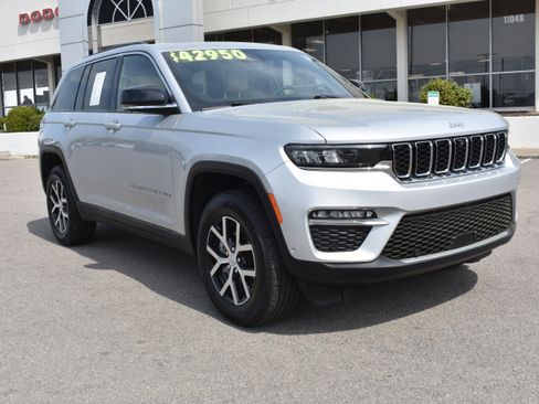 Used 2025 Jeep Grand Cherokee Limited w/ Luxury Tech Group II image 3