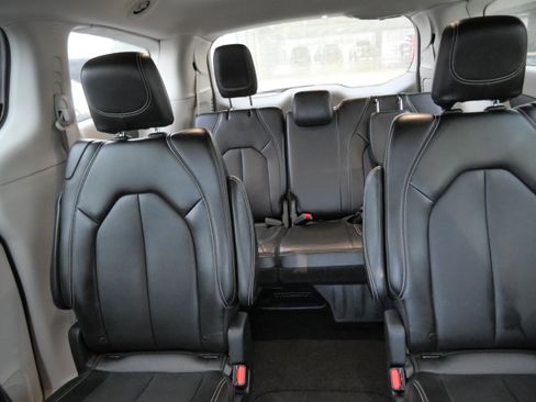 Used 2024 Chrysler Pacifica Touring-L image 13