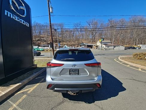 Used 2021 Toyota Highlander XLE image 6