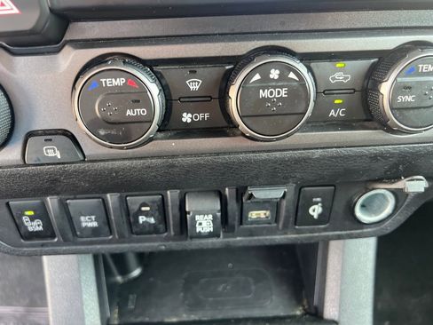 Used 2023 Toyota Tacoma TRD Off-Road w/ Technology Package AWD/4WD image 12