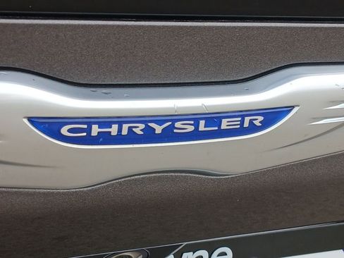 Used 2018 Chrysler Pacifica Touring-L image 29