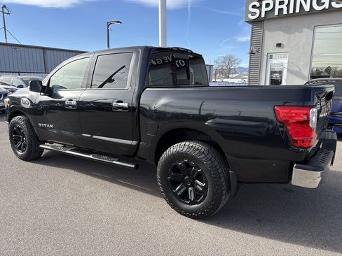 Used 2017 Nissan Titan 4x4 Crew Cab image 4