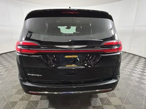 Used 2024 Chrysler Pacifica Touring-L FWD image 3
