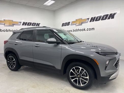 Used 2025 Chevrolet TrailBlazer LT FWD image 3