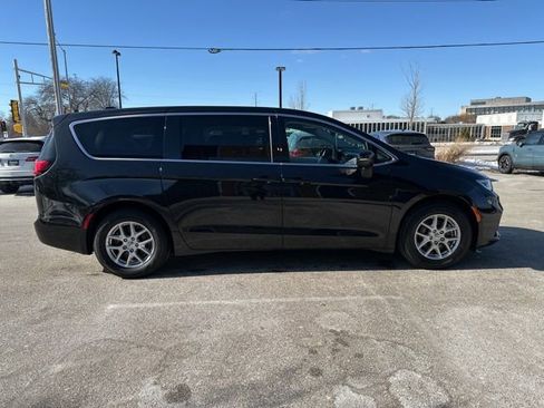 Used 2023 Chrysler Pacifica Touring-L image 5