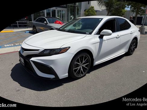 Used 2023 Toyota Camry SE FWD image 1