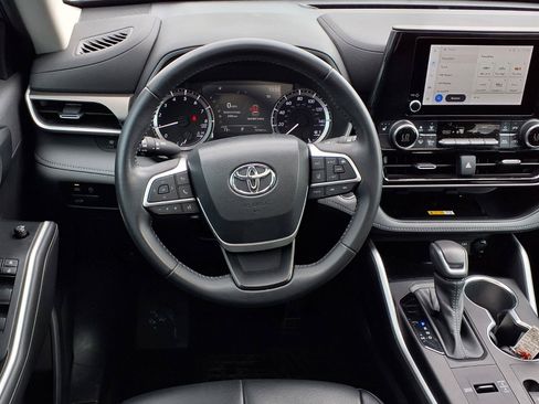 Used 2023 Toyota Highlander XLE FWD image 4