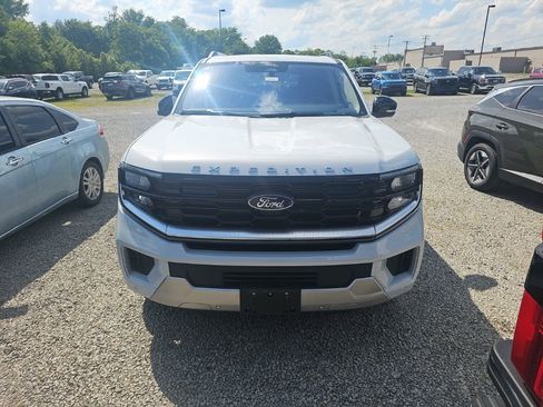 Used 2025 Ford Expedition Platinum AWD/4WD image 1