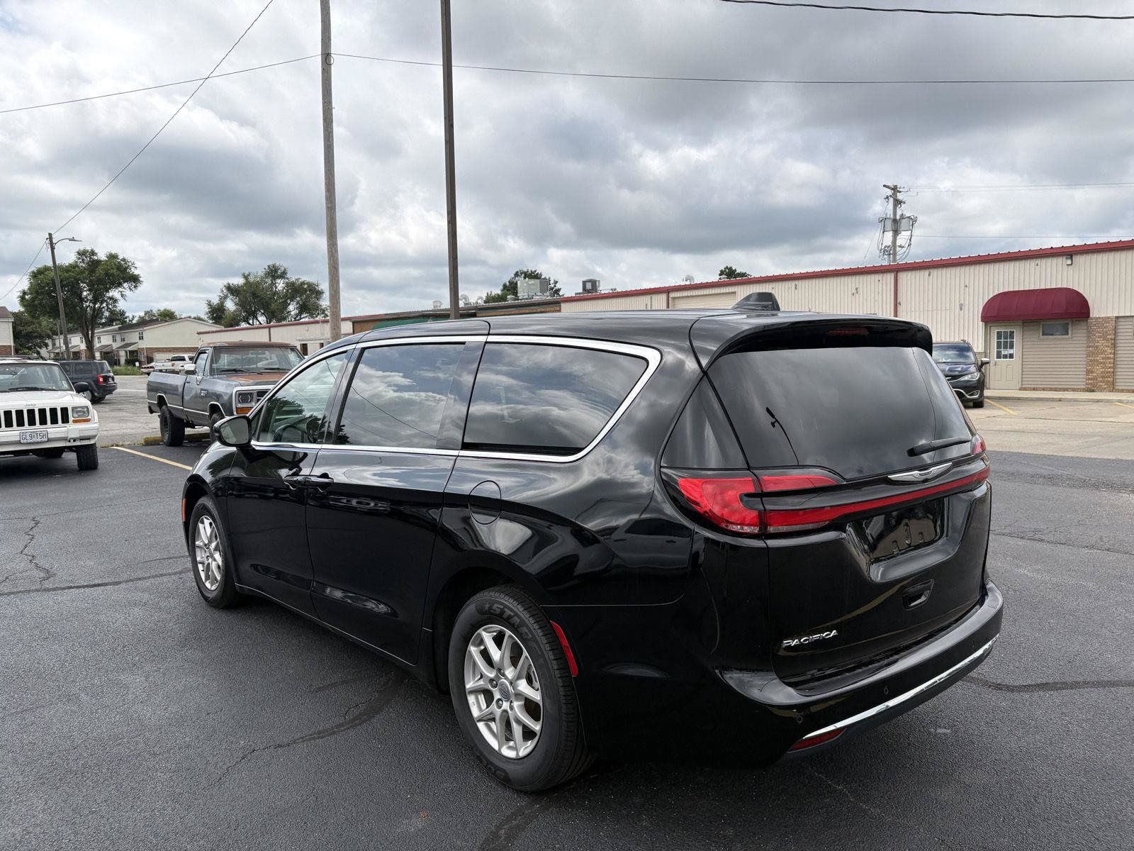 Used 2024 Chrysler Pacifica Touring-L FWD image 22