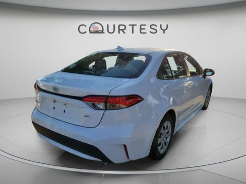 Used 2022 Toyota Corolla LE FWD image 3