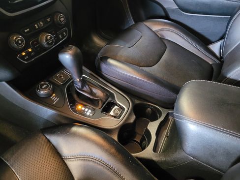 Used 2022 Jeep Cherokee Limited AWD/4WD image 26