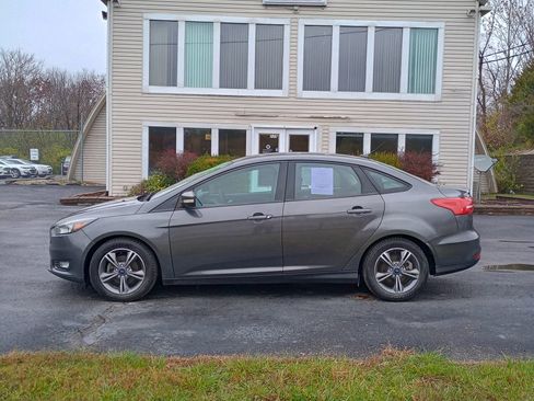 Used 2017 Ford Focus SE image 2