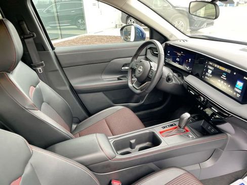 Used 2025 Nissan Kicks SR image 18