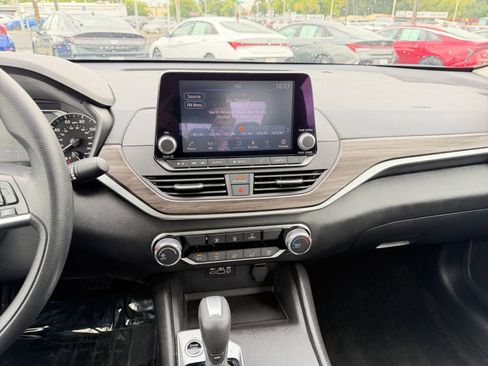 Used 2025 Nissan Altima 2.5 SV FWD image 17