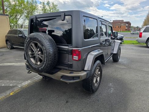 Used 2017 Jeep Wrangler Unlimited Sahara AWD/4WD image 3