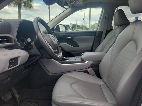 Used 2024 Toyota Highlander XLE FWD image 15