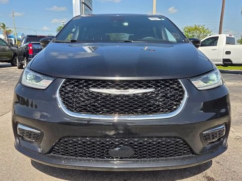 Used 2025 Chrysler Pacifica Select AWD/4WD image 2