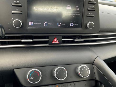 Used 2024 Hyundai Elantra SE image 27