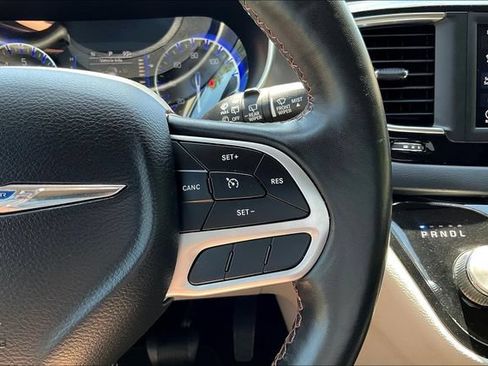 Used 2020 Chrysler Pacifica Touring-L w/ Tire & Wheel Group FWD image 14