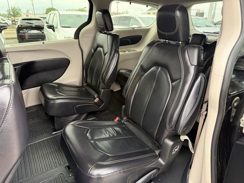 Used 2022 Chrysler Pacifica Touring-L FWD image 27