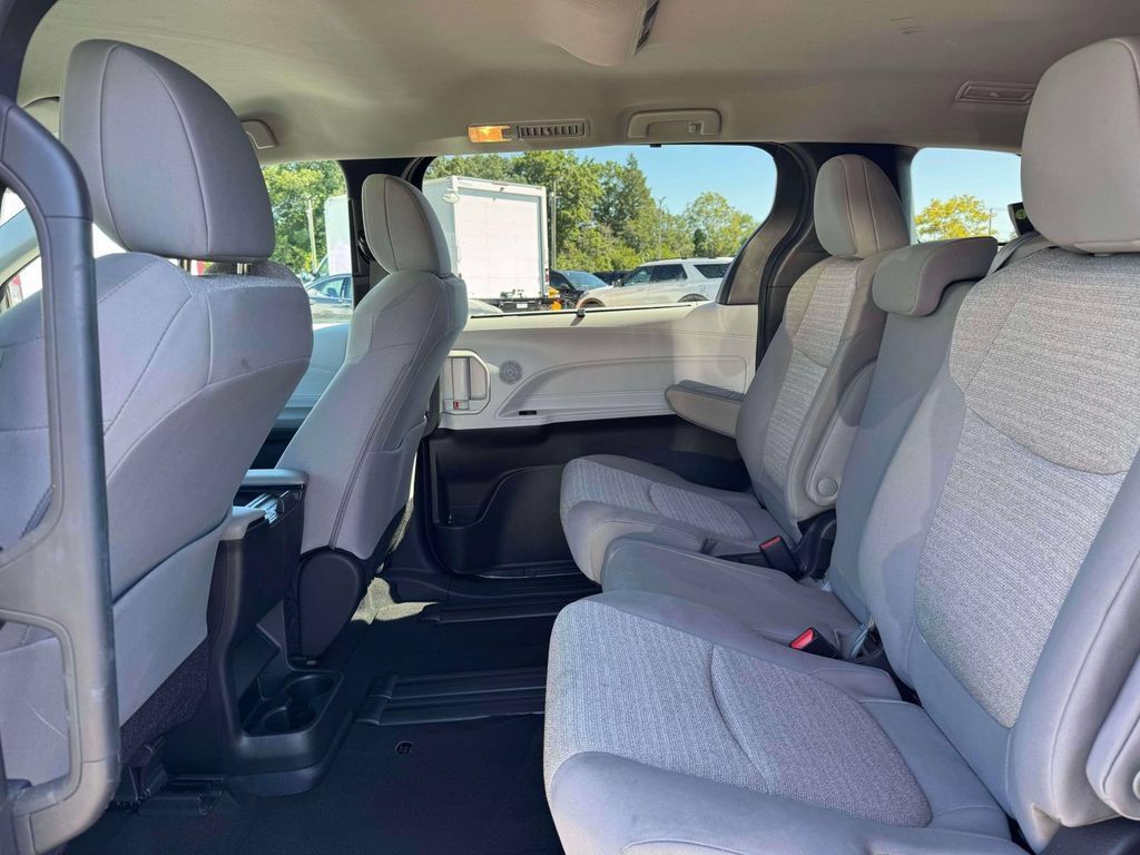 Used 2025 Toyota Sienna LE FWD image 14