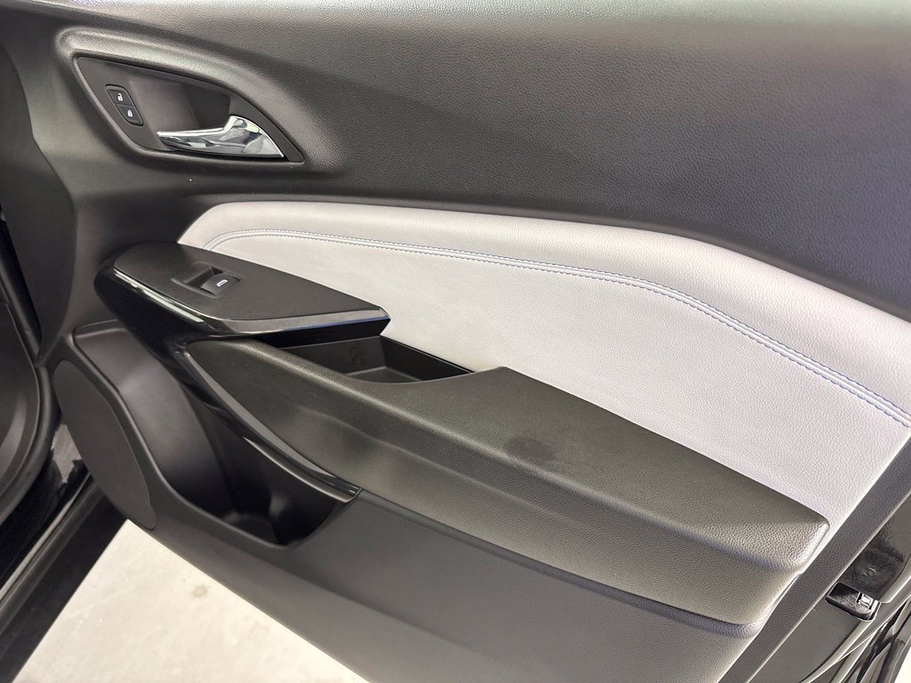 Used 2025 Chevrolet Trax LT FWD image 40