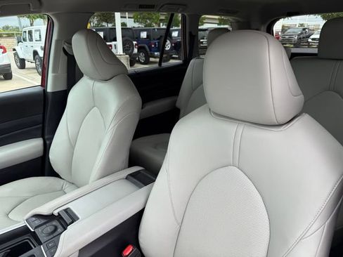 Used 2024 Toyota Grand Highlander AWD image 13