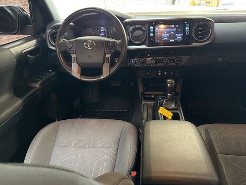 Used 2018 Toyota Tacoma TRD Sport image 14