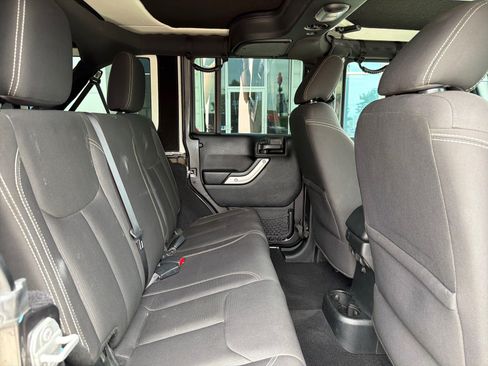 Used 2017 Jeep Wrangler Unlimited Sahara w/ Connectivity Group AWD/4WD image 22