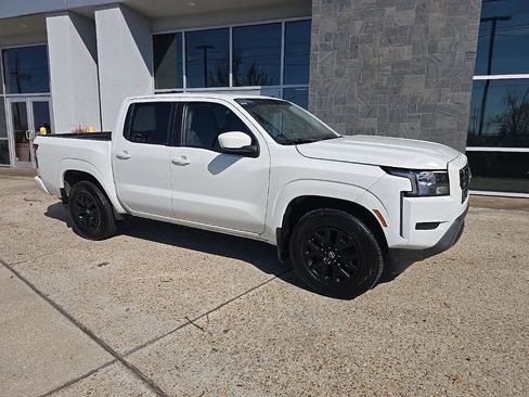 Used 2022 Nissan Frontier SV image 2