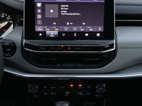 Used 2023 Jeep Compass Limited image 17