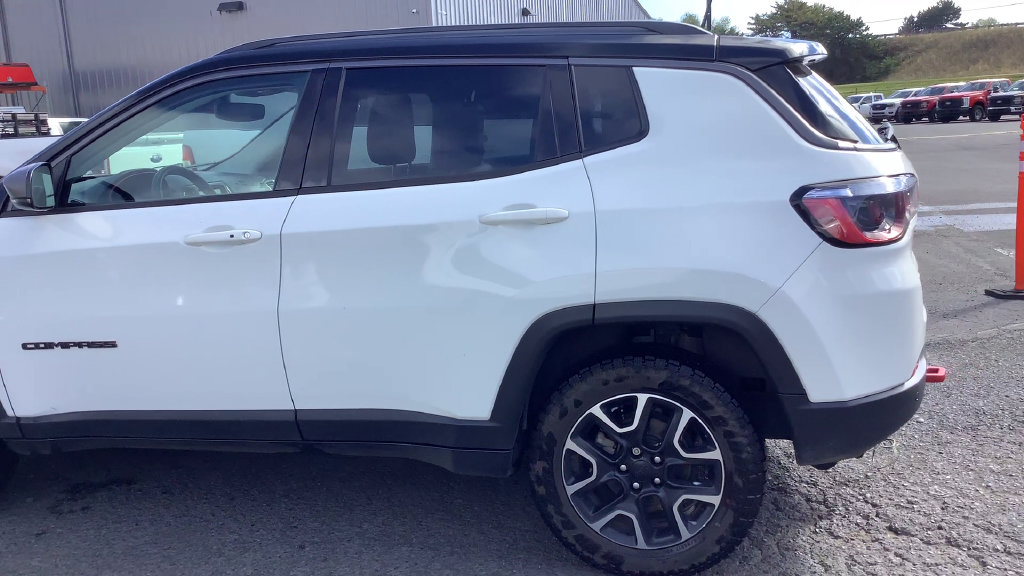 Used 2021 Jeep Compass Trailhawk w/ Sun and Sound Group AWD/4WD image 9