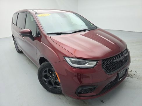 Used 2023 Chrysler Pacifica Touring-L w/ S Appearance Package image 2