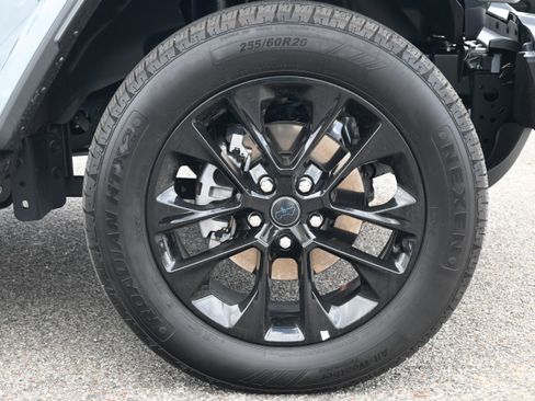 Used 2025 Jeep Wrangler Sahara image 13